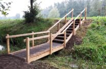 Landschapsinrichting eiken brug en trap