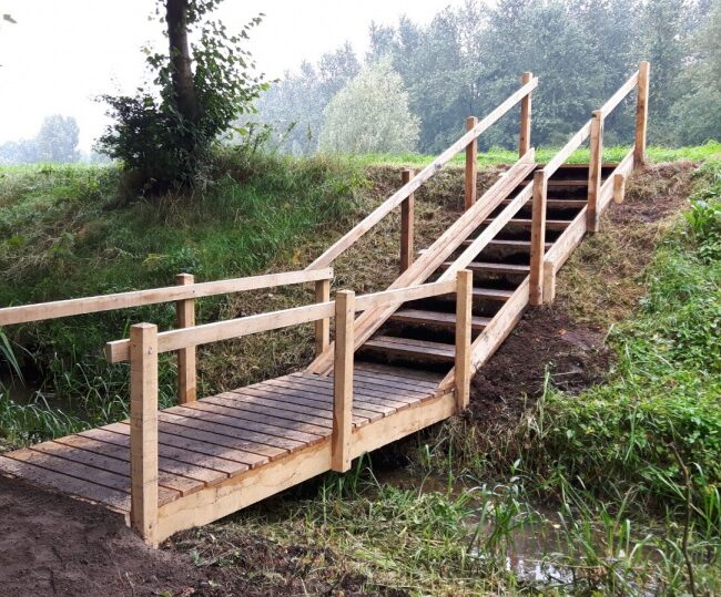 Landschapsinrichting eiken brug en trap