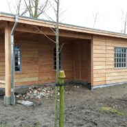 Douglas carport,berging en lounge gedeelte in één.